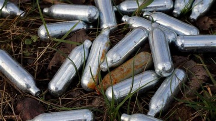 How much damage do Smoke's gas canisters deal?