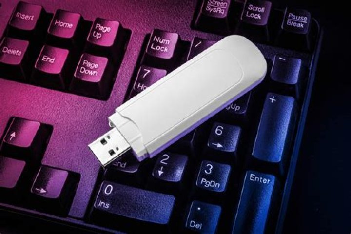 USB flash drive showing empty but half of the capacity is in Used