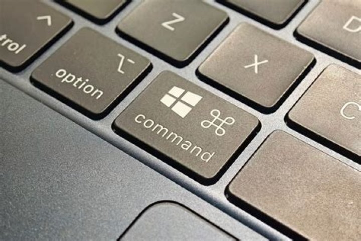 What does the command "find ~/folder-name -type f | wc -l" do?