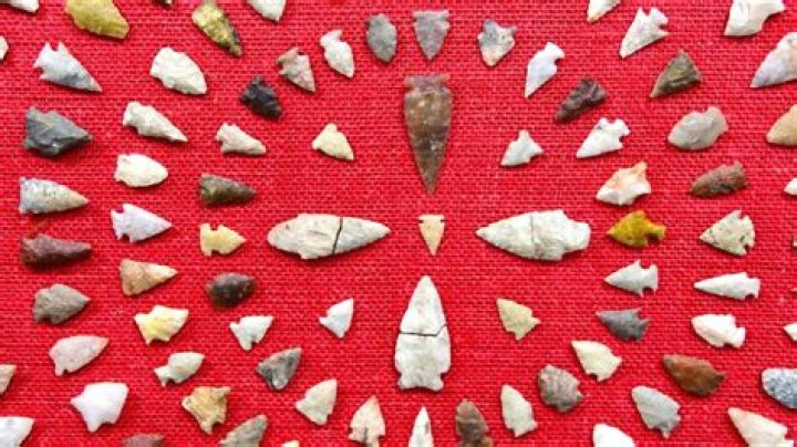 What is the purpose of the arrowhead in angle arc?