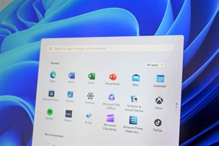 Windows 10 Start Menu not showing all shortcuts? [duplicate]